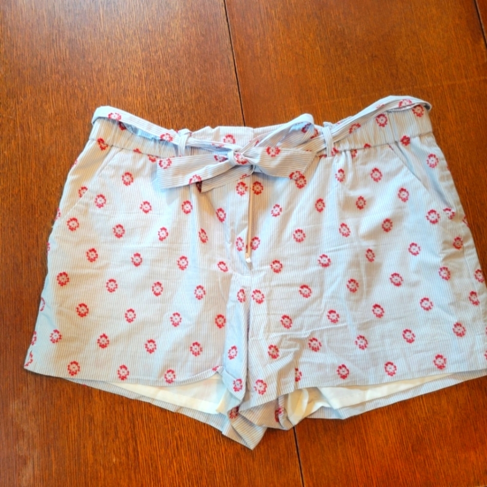 Super cute LOFT belted 100% cotton shorts sz M